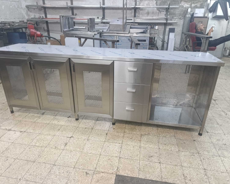 תמונה 6 של דלפק עבודה ואחסון מנירוסטה עם דלתות רשת ומגירות